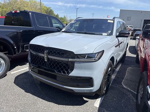 Used 2025 Lincoln Navigator Reserve w/ Jet Appearance Package image 7