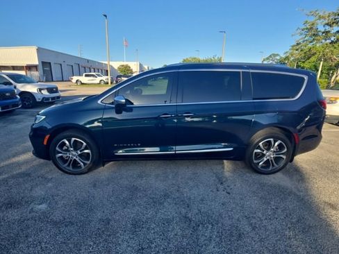 Used 2023 Chrysler Pacifica Pinnacle AWD/4WD image 3