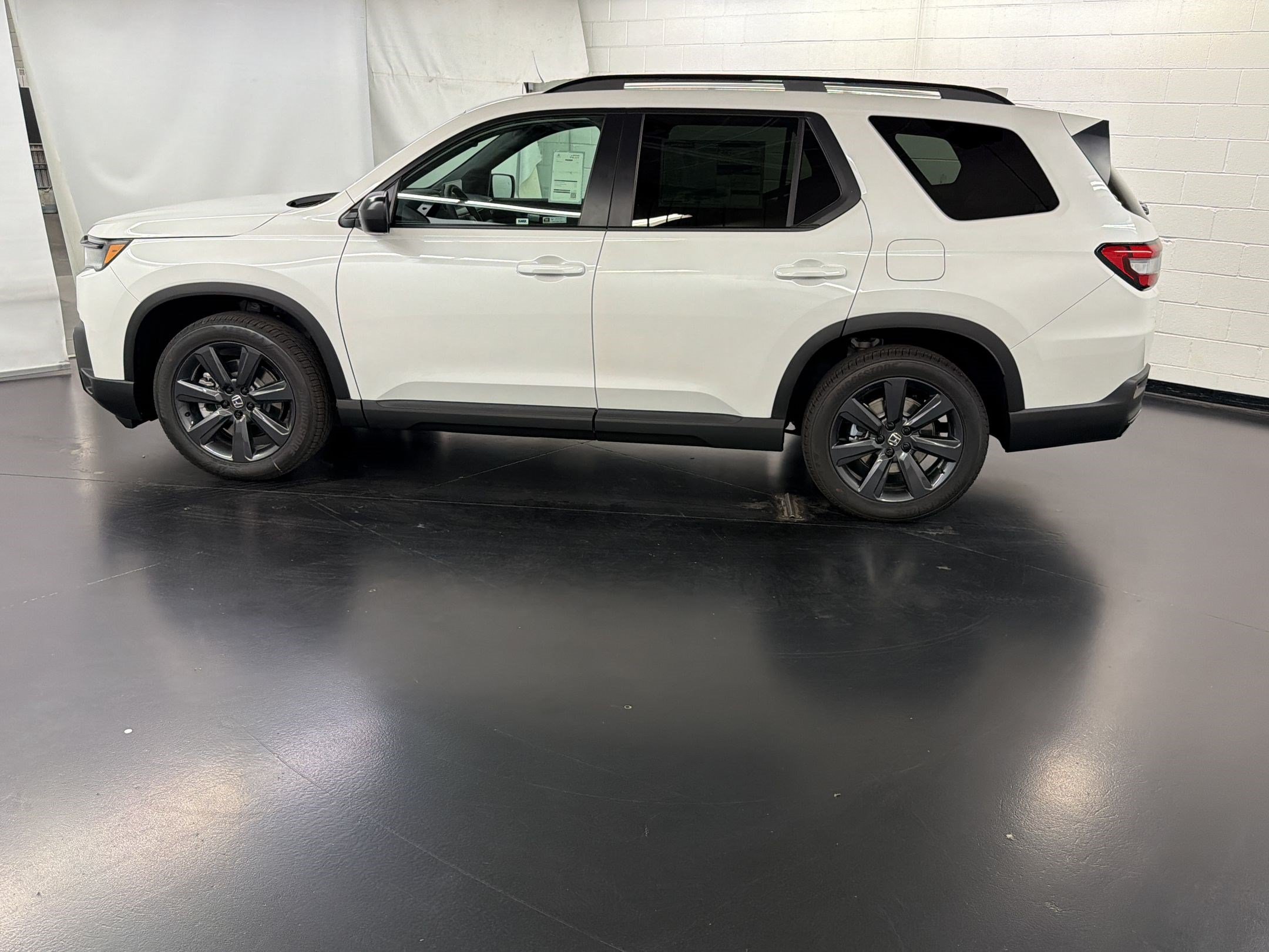 New 2026 Honda Pilot Sport image 2