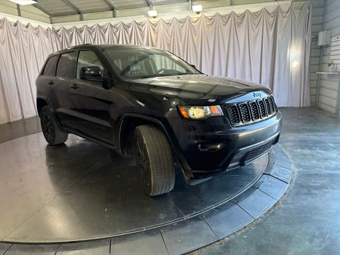 Used 2018 Jeep Grand Cherokee Altitude AWD/4WD image 3