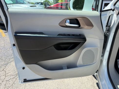 Used 2018 Chrysler Pacifica Touring-L FWD image 9