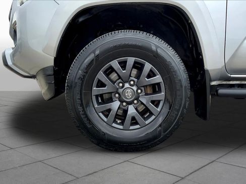 Used 2020 Toyota Tacoma SR5 w/ SR5 Appearance Package (SM) image 11
