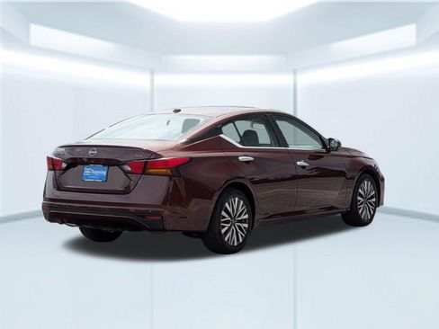 Used 2024 Nissan Altima 2.5 SV FWD image 6