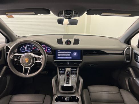 Used 2022 Porsche Cayenne Platinum Edition image 16