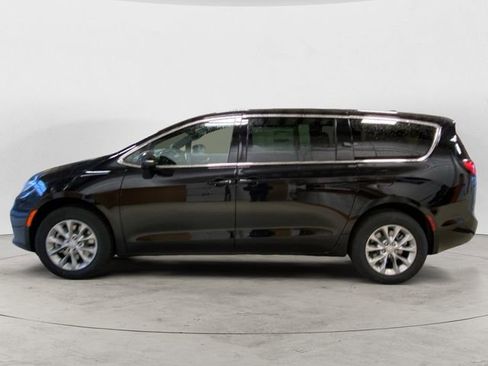 New 2026 Chrysler Pacifica Select image 2