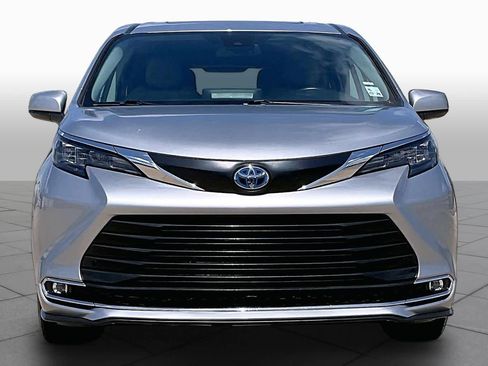 Used 2024 Toyota Sienna XLE FWD image 8