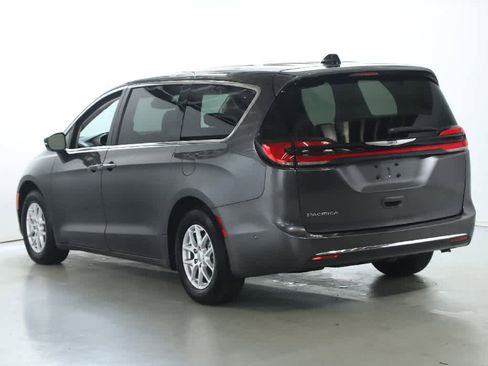 Used 2023 Chrysler Pacifica Touring-L image 39