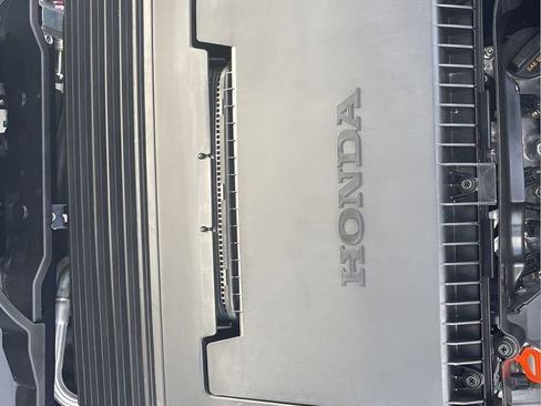 Used 2025 Honda Pilot Sport image 9