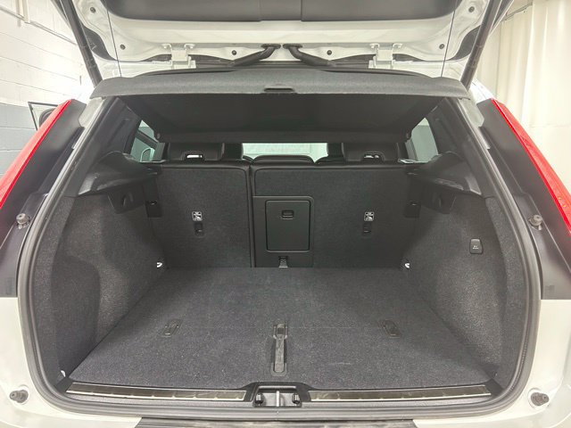 Certified 2025 Volvo XC40 B5 Plus AWD/4WD image 6