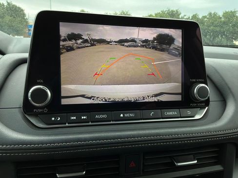 Used 2025 Nissan Rogue SV FWD image 26