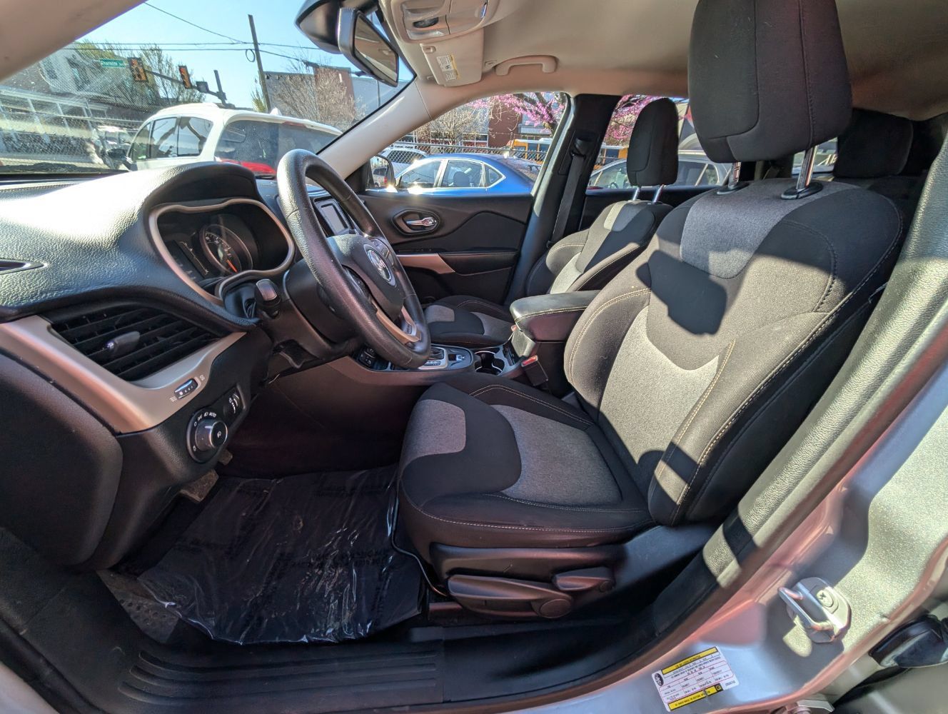 Used 2018 Jeep Cherokee Latitude FWD image 15