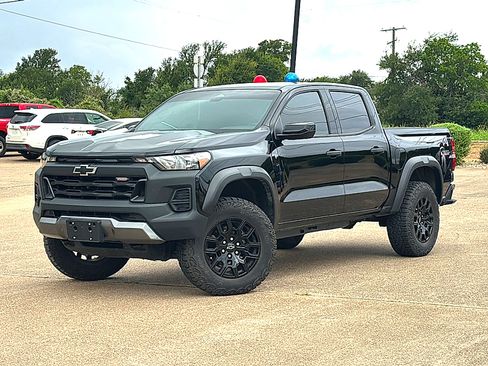 Used 2023 Chevrolet Colorado Trail Boss w/ Technology Package AWD/4WD image 2