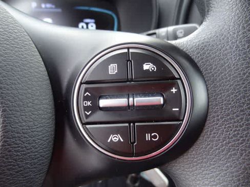 Used 2025 Kia Soul LX w/ LX Technology Package FWD image 16