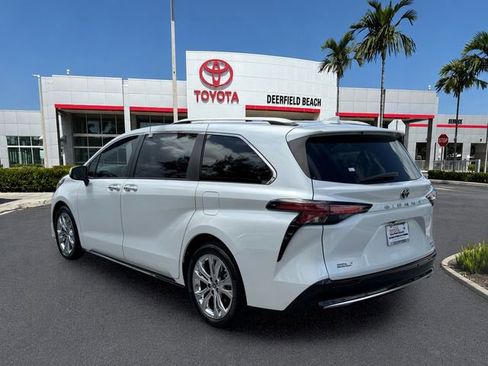 Certified 2022 Toyota Sienna Platinum FWD image 4