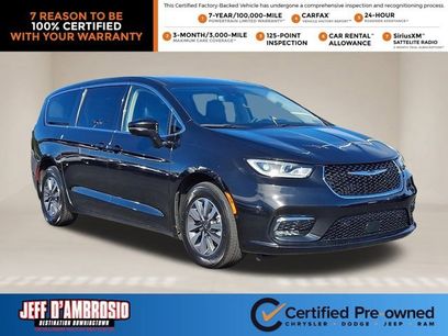 Certified 2022 Chrysler Pacifica Touring-L w/ Uconnect Theater Family Group