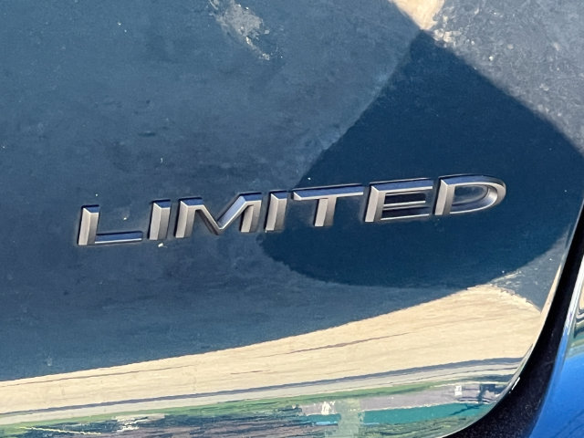 Used 2025 Chrysler Pacifica Limited FWD image 2