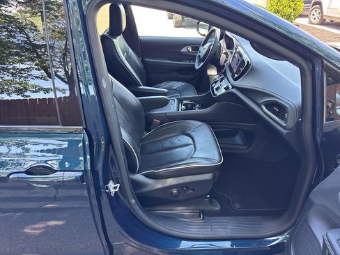 Used 2025 Chrysler Pacifica Limited FWD image 12