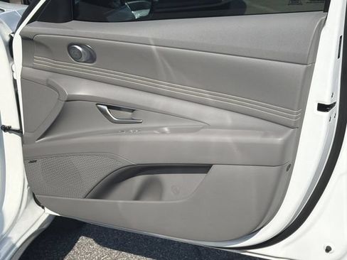 Used 2022 Hyundai Elantra SEL w/ Convenience + Premium Package FWD image 17