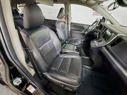 Used 2019 Toyota Sienna SE Premium image 37