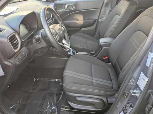Used 2025 Hyundai Venue SEL image 21