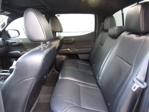 Used 2020 Toyota Tacoma TRD Off-Road w/ TRD Premium Off Road Package image 18