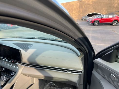 Used 2025 Hyundai Elantra SEL image 36