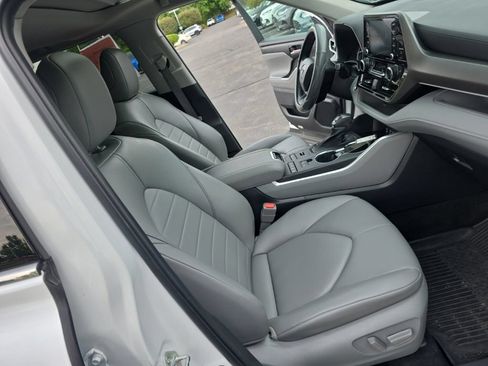 Used 2022 Toyota Highlander XLE AWD/4WD image 29