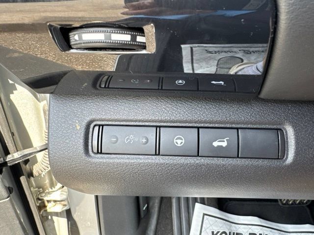 Used 2025 Nissan Pathfinder SV AWD/4WD image 12