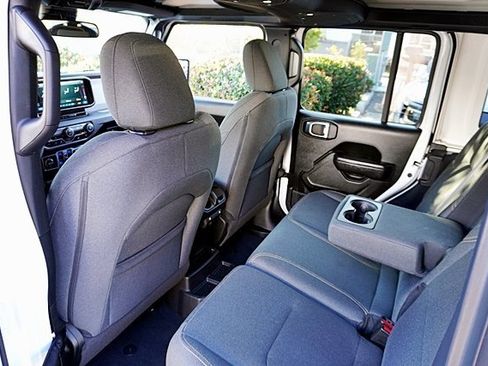 Used 2024 Jeep Wrangler Unlimited image 19