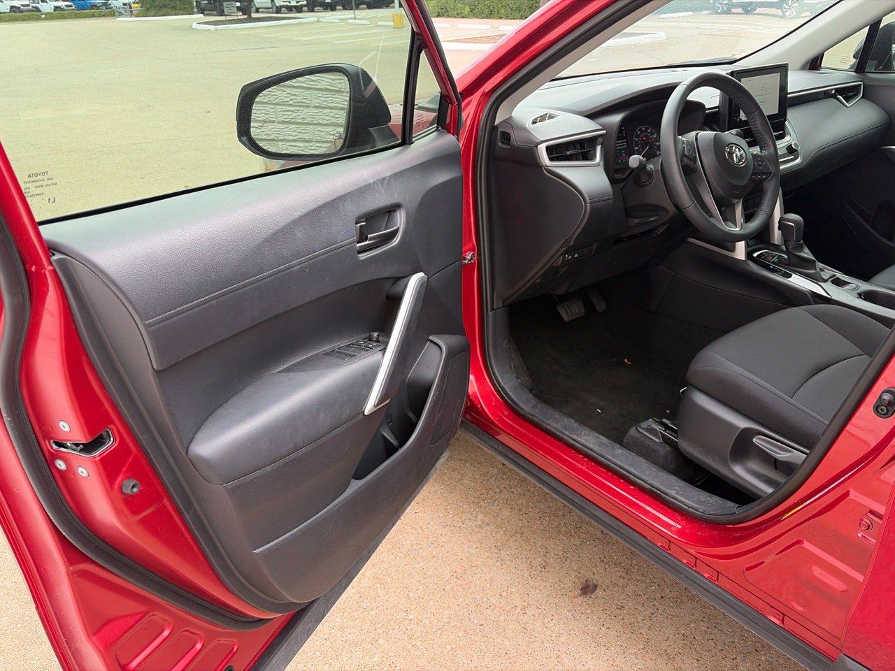 Used 2025 Toyota Corolla Cross LE FWD image 9