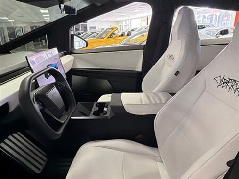 Used 2024 Tesla Cybertruck AWD Crew Cab image 21