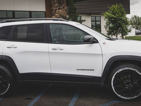 Used 2019 Jeep Cherokee Trailhawk w/ Cold Weather Group image 12
