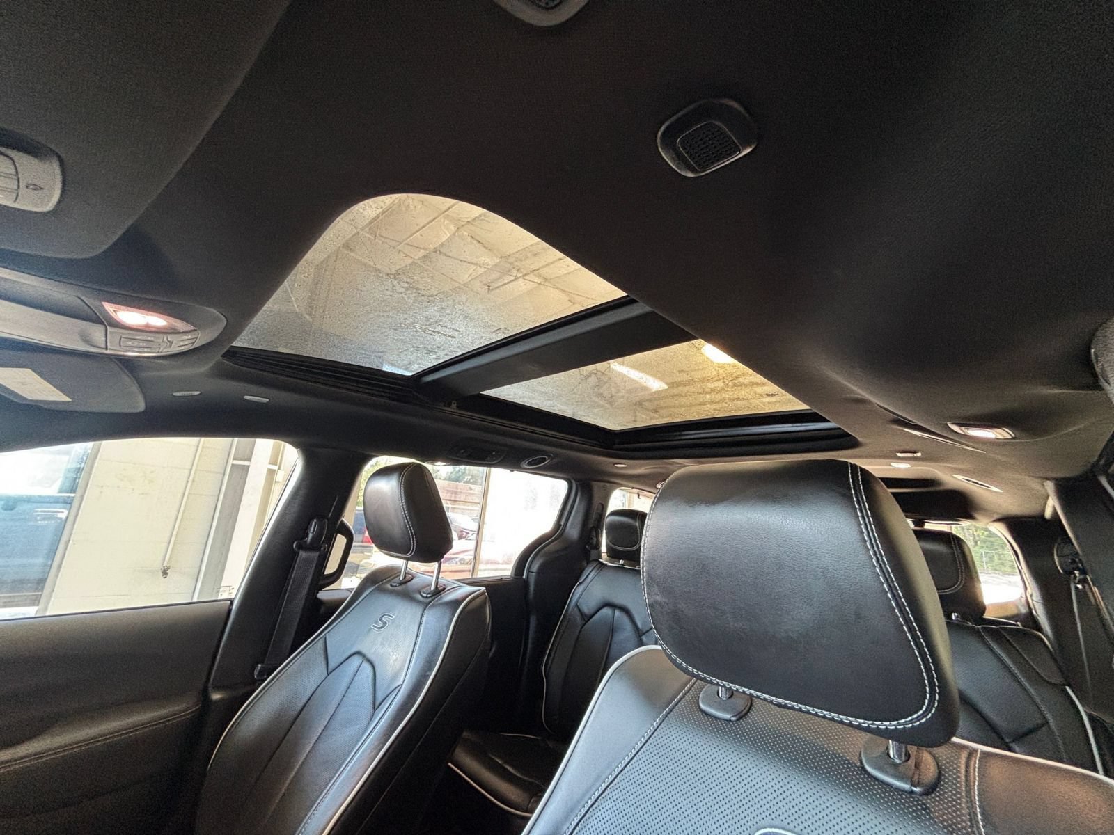 Used 2025 Chrysler Pacifica Limited FWD image 31