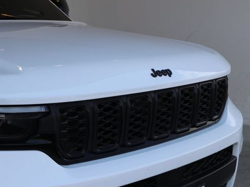 Used 2025 Jeep Grand Cherokee L Limited w/ Black Appearance Package AWD/4WD image 12