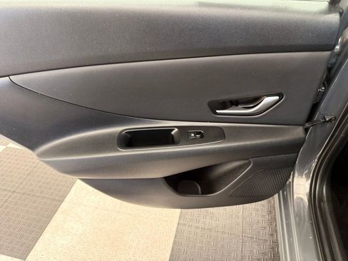 Used 2025 Hyundai Elantra Limited FWD image 17