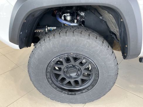 Used 2018 Toyota Tacoma TRD Off-Road w/ Technology Package AWD/4WD image 13
