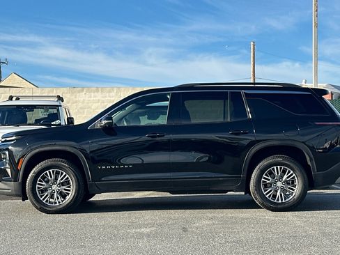 Used 2024 Chevrolet Traverse LT image 2