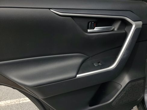 Used 2021 Toyota RAV4 XLE FWD image 12