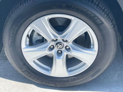 Used 2025 Toyota Highlander LE image 32