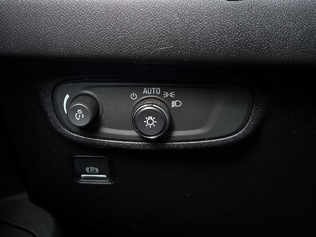 Used 2018 GMC Terrain SLE w/ Driver Convenience Package FWD image 17