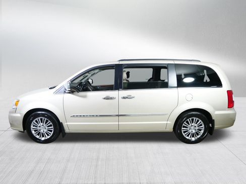 Used 2013 Chrysler Town & Country Touring-L w/ Driver Convenience Group FWD image 4