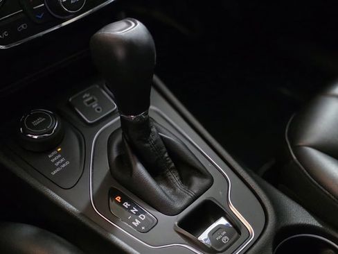 Used 2019 Jeep Cherokee Latitude Plus w/ Comfort/Convenience Group image 19