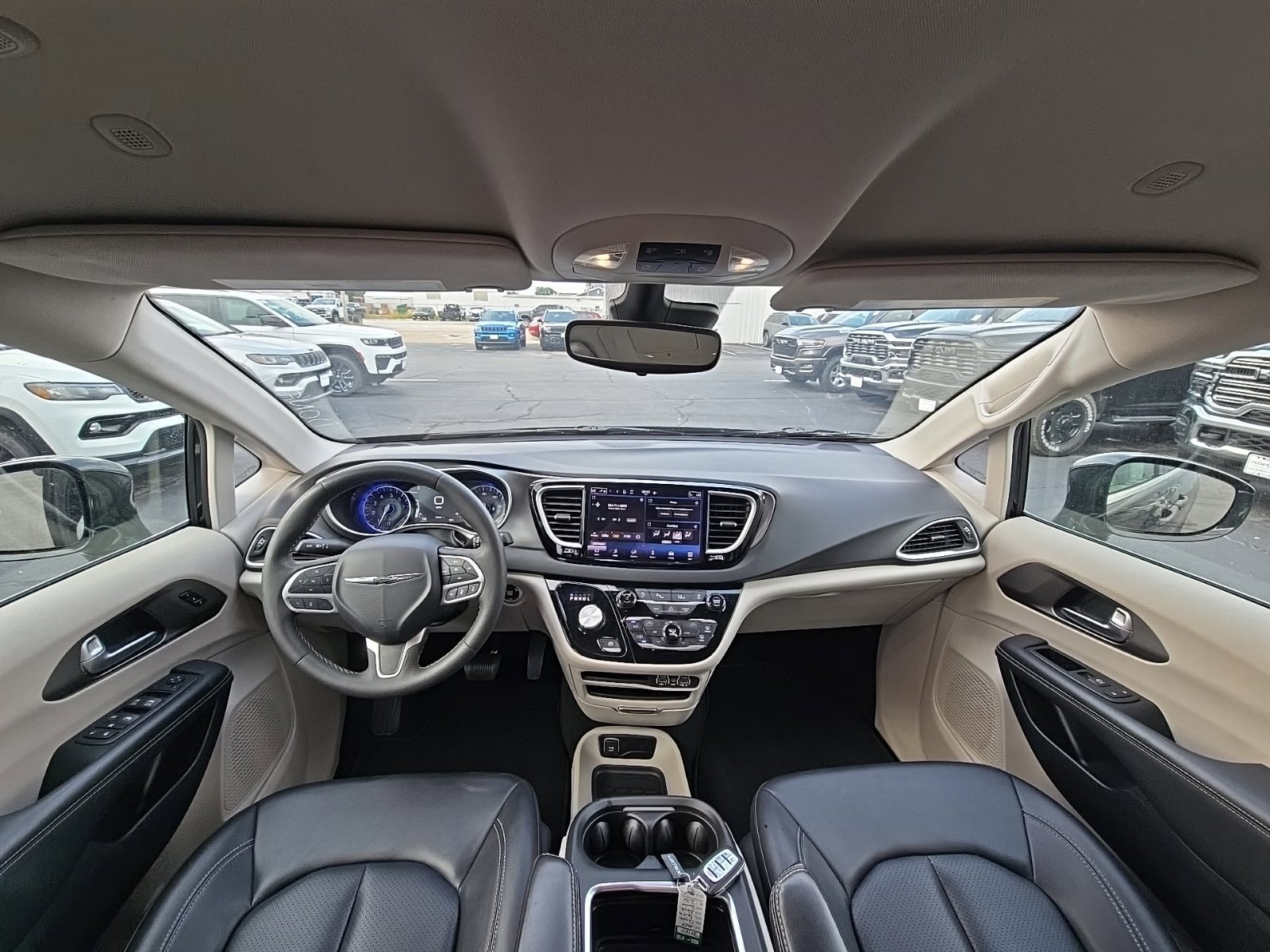 Used 2024 Chrysler Pacifica Touring-L FWD image 2