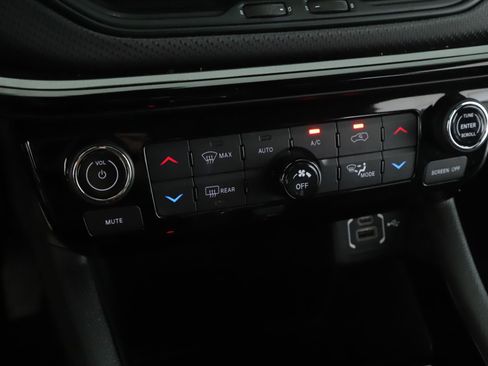 Used 2024 Jeep Compass Latitude w/ Sun and Sound Group image 16