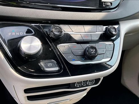 Used 2023 Chrysler Pacifica Touring-L FWD image 33