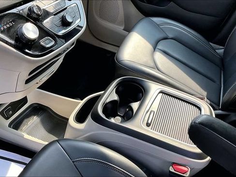 Used 2023 Chrysler Pacifica Touring-L FWD image 17