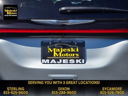 Used 2024 Chrysler Pacifica Touring-L image 15