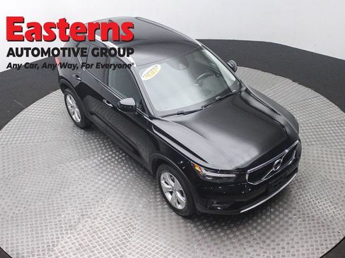 Used 2022 Volvo XC40 T5 Momentum AWD/4WD image 3