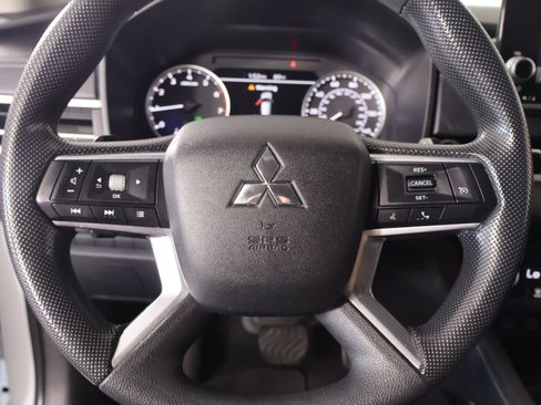 Used 2023 Mitsubishi Outlander ES FWD image 3