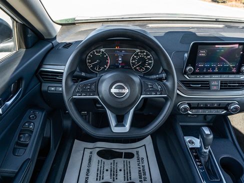 Used 2025 Nissan Altima 2.5 SV FWD image 22